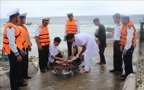 Kịp thời cấp cứu ngư dân bị giảm áp ở Trường Sa