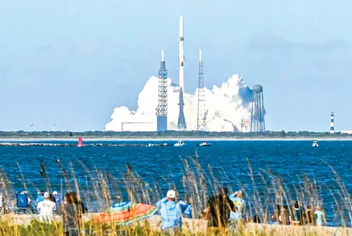 Cuộc đua giữa hai “ông lớn” công nghệ vũ trụ