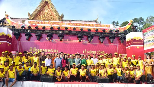 Mừng công đội ghe Ngo nam chùa Chanh Tesophon Prêk On Đơk giành ngôi á quân