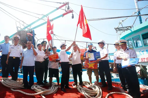 Bộ đội Hải quân là điểm tựa cho ngư dân vươn khơi bám biển