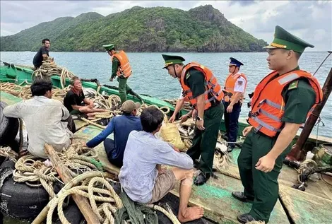 Cứu 5 ngư dân bị chìm tàu trên vùng biển Côn Đảo