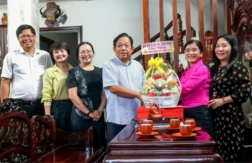 Lãnh đạo Sở Giáo dục và Đào tạo TP Cần Thơ đến thăm hỏi các nhà giáo đã nghỉ hưu