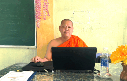 ព្រះ​សង្ឃ​គំរូ​ក្នុង​ការ​បង្រៀន​អក្សរ​ខ្មែរ