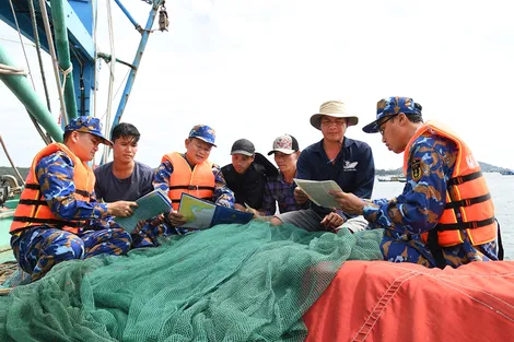 Hải quân tuyên truyền chống khai thác hải sản bất hợp pháp cho ngư dân