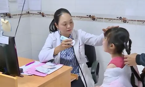 Mỗi ngày, Bệnh viện Nhi đồng TP Cần Thơ khám, điều trị hơn 100 trẻ bệnh tay chân miệng