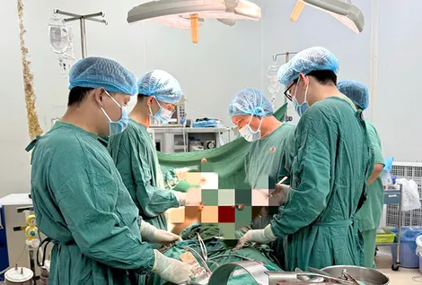 Các bác sĩ Bệnh viện Đa khoa TP Cần Thơ mổ khẩn cứu bệnh nhân bị đâm thấu tim