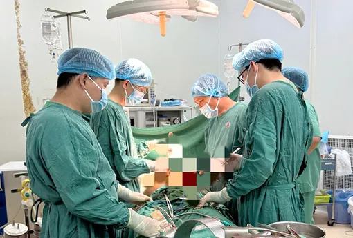 Các bác sĩ Bệnh viện Đa khoa TP Cần Thơ mổ khẩn cứu bệnh nhân bị đâm thấu tim