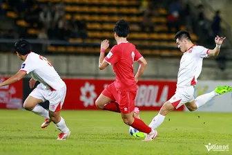 Thắng tuyển Lào, đội tuyển Việt Nam bám sát ngôi đầu bảng F của Malaysia