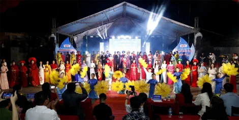 Xã Phú Lộc rộn ràng đêm văn nghệ - trình diễn thời trang chào mừng Ngày Nhà giáo Việt Nam