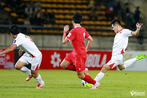 Thắng tuyển Lào, đội tuyển Việt Nam bám sát ngôi đầu bảng F của Malaysia