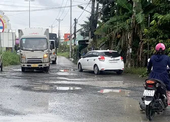 Nhiều “ổ gà”, “ổ voi” gây mất an toàn giao thông