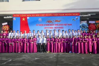 Trường THPT Phan Văn Trị họp mặt kỷ niệm 43 năm Ngày Nhà giáo Việt Nam