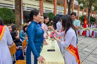 Trường THPT chuyên Nguyễn Thị Minh Khai họp mặt Ngày Nhà giáo Việt Nam
