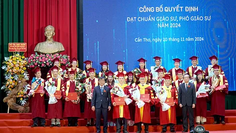 Đại học Cần Thơ và Trường Đại học Y Dược Cần Thơ có thêm nhiều 
tân giáo sư và phó giáo sư