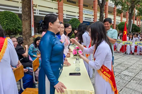 Trường THPT chuyên Nguyễn Thị Minh Khai họp mặt Ngày Nhà giáo Việt Nam