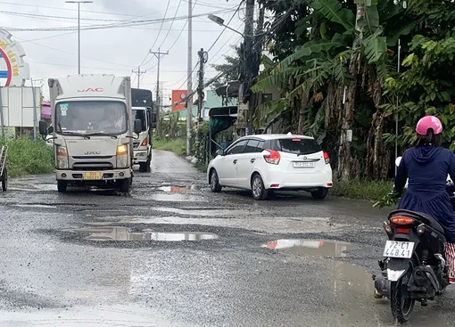 Nhiều “ổ gà”, “ổ voi” gây mất an toàn giao thông