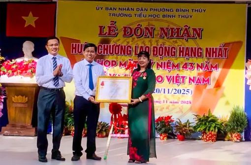 Trường Tiểu học Bình Thủy đón nhận Huân chương Lao động hạng Nhất