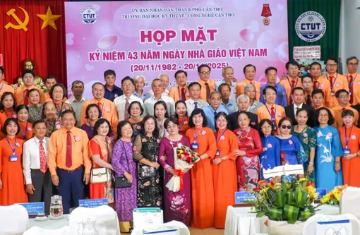 Trường Đại học Kỹ thuật - Công nghệ Cần Thơ họp mặt kỷ niệm 43 năm Ngày Nhà giáo Việt Nam và đón nhận các quyết định quan trọng