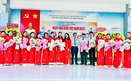 Trường Phổ thông Dân tộc nội trú TP Cần Thơ họp mặt Ngày Nhà giáo Việt Nam