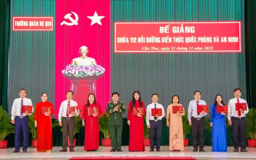 Bế giảng Lớp bồi dưỡng kiến thức quốc phòng và an ninh đối tượng 2, khóa 112