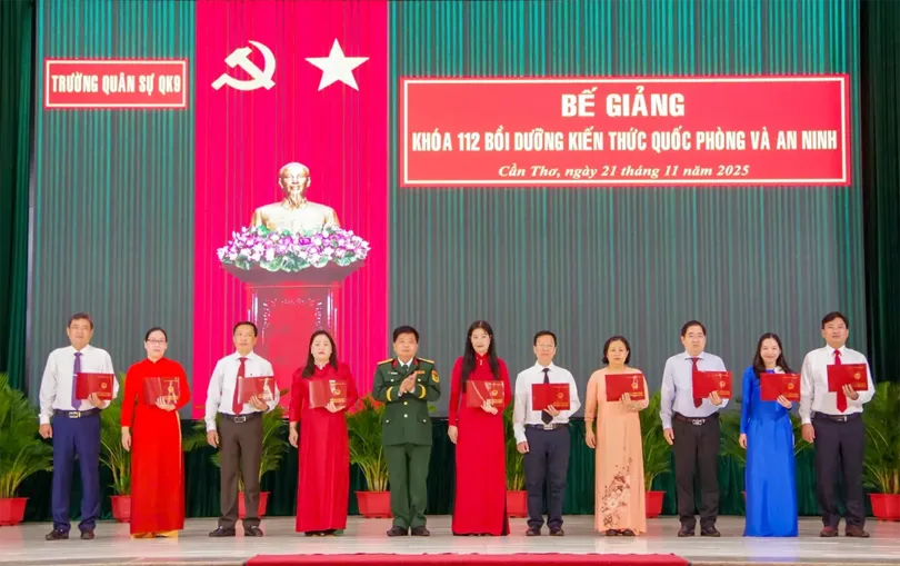 Bế giảng Lớp bồi dưỡng kiến thức quốc phòng và an ninh đối tượng 2, khóa 112