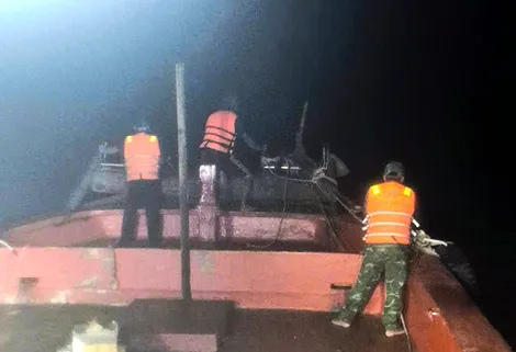 Cà Mau: Đồn Biên phòng Rạch Gốc hỗ trợ cứu 13 ngư dân chìm tàu trên biển