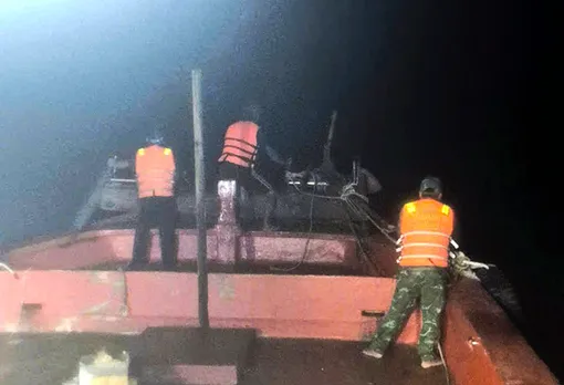 Cà Mau: Đồn Biên phòng Rạch Gốc hỗ trợ cứu 13 ngư dân chìm tàu trên biển