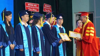 Trường Đại học Tây Đô trao bằng tốt nghiệp cho hơn 600 tân khoa