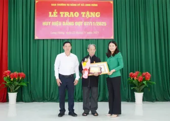 Đảng ủy xã Long Hưng trao Huy hiệu Đảng tặng các đảng viên cao niên tuổi Đảng