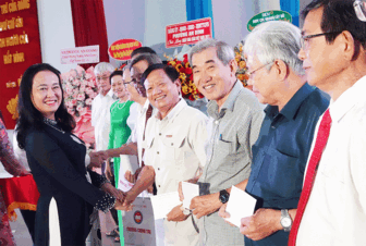 សា​លា​នយោបាយ​ទី​ក្រុង​កឹង​ធើ ចាត់​តាំង​អនុ​ស្សាវ​រីយ៍​ទិវា​គ្រូ​បង្រៀន​វៀត​ណាម​