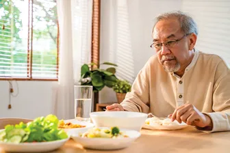 Tác hại của ăn một mình đối với người cao tuổi