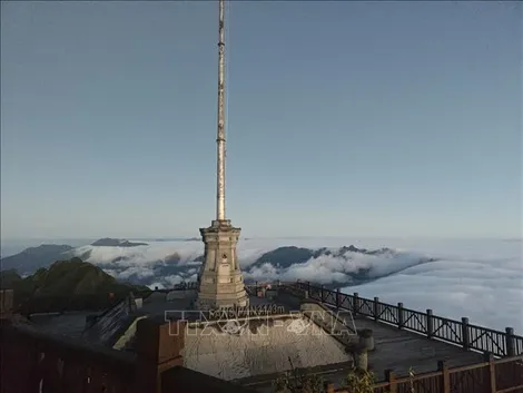 Băng giá phủ trắng đỉnh Fansipan