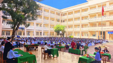 Hơn 1.900 học sinh Trường THPT Bình Thủy tham dự phiên tòa giả định