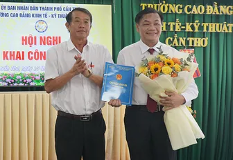 Trao quyết định nghỉ hưu 
đối với thầy Nguyễn Thành Long, Hiệu trưởng Trường Cao đẳng 
Kinh tế - Kỹ thuật Cần Thơ