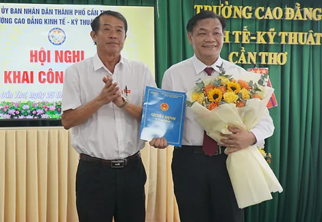 Trao quyết định nghỉ hưu 
đối với thầy Nguyễn Thành Long, Hiệu trưởng Trường Cao đẳng 
Kinh tế - Kỹ thuật Cần Thơ