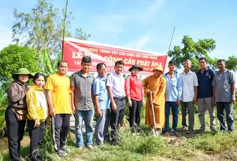 Khởi công xây dựng nhiều cầu nông thôn, nhà Đại đoàn kết và tặng quà người nghèo ở xã Long Phú