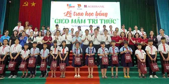 Agribank Chi nhánh Phú Nhuận trao học bổng "Gieo mầm tri thức" cho học sinh có hoàn cảnh khó khăn tại tỉnh Tây Ninh