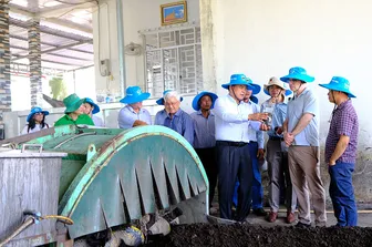 Đoàn công tác Ngân hàng Thế giới tham quan mô hình sản xuất lúa phát thải thấp và âu thuyền Cái Khế