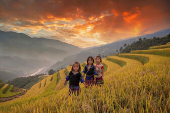 រួម​បញ្ចូល​កម្ម​វិធី​ទិស​ដៅ​ជាតិ​ ចំ​នួន​ ៣ ដើម្បី​ផ្តល់​អាទិ​ភាព​ដល់​ប្រ​ភព​ធន​ធាន​សម្រាប់​តំ​បន់​ជន​ជាតិ​ភាគ​តិច​