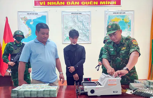Bị bắt quả tang khi vận chuyển hơn 7 tỉ đồng qua biên giới