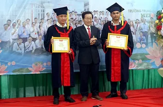 Trao bằng tốt nghiệp cho du học sinh Campuchia ngành Y sĩ đa khoa