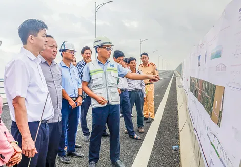 Kết nối hạ tầng đồng bộ, thông suốt, thúc đẩy phát triển tuyến kinh tế ven sông Hậu