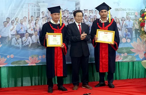 Trao bằng tốt nghiệp cho du học sinh Campuchia ngành Y sĩ đa khoa