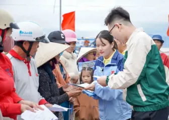 Trường Đại học Nam Cần Thơ trao tặng 1,65 tỉ đồng và nhiều nhu yếu phẩm hỗ trợ người dân bị ảnh hưởng bởi thiên tai