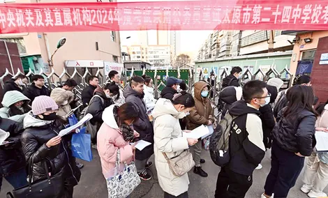 "Căng" như thi công chức ở Trung Quốc