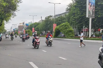 Qua đường không đúng nơi quy định, nguy hiểm khôn lường