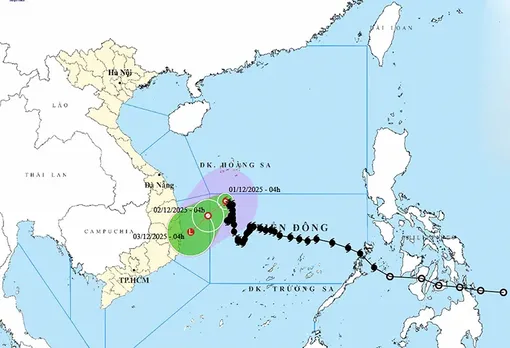 Bão số 15 suy yếu dần, cảnh báo sóng lớn và gió mạnh