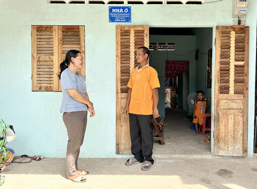 មាន​ផ្ទះ​សម្បែង​រឹង​មាំ​ជួយ​គ្រួ​សារ​ក្រី​ក្រ​ "លំ​នឹង​ជីវ​ភាព"