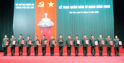 Trao quyết định thăng quân hàm, nâng lương sĩ quan trước thời hạn cho 90 cán bộ