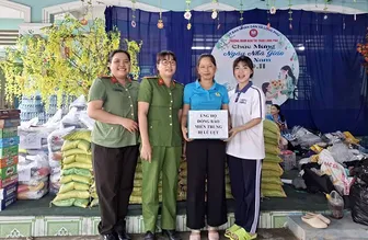 Phụ nữ xã Long Phú tiếp nhận 6 tấn nhu yếu phẩm ủng hộ bà con vùng lũ